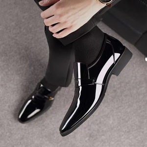 Scarpe eleganti da uomo di grandi dimensioni in pelle da lavoro in stile britannico scarpe <span class=keywords><strong>a</strong></span> punta alla moda in pelle verniciata stile coreano - Product Image 2
