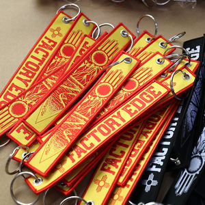 سلسلة مفاتيح مخصصة بالجملة مع ملصق منسوج وردي اللون، حلقة مفاتيح قماشية مخصصة للترويج للعلامة التجارية والهدايا الترويجية - Product Image 4