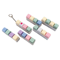 Capuchon de clé de macaron en acrylique jouet de pincement de doigt de décompression à un mot transfrontalier en matière plastique porte-clés pour clavier mécanique