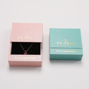 กล่องใส่เครื่องประดับทรงสี่เหลี่ยมผืนผ้า PEARLS ดีไซน์หรูหรา สีพื้น ฝาปิดลายนูน สำหรับสร้อยคอ ต่างหู แหวน กำไลข้อมือ - Product Image 5