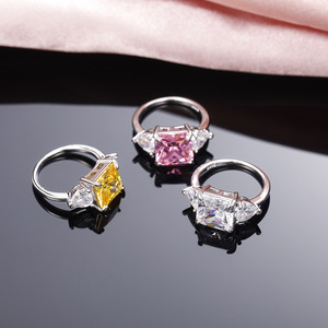 Anello con zircone rosa taglio principessa per donna, elegante gioiello da dito a quattro punte - Product Image 4