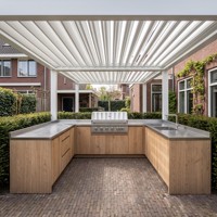 Meubles de cuisine extérieurs en acier inoxydable en forme de U, couleur vert sauge, fabriqués sur mesure par Hyrley Factory, comprenant un barbecue à gaz et un évier pour jardin et terrasse.