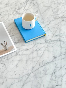 Lastra Grande in Marmo Bianco Pandora Naturale Lucidato a Mano, Base per Esposizione di Sculture e Design Grafico per Palcoscenici di Centri Culturali di Lusso - Product Image 1