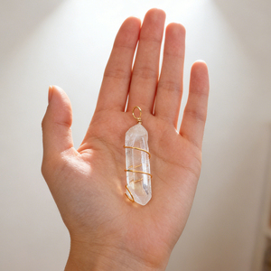 Collier en fil de quartz transparent avec pendentif en cristal spirituel pour la guérison, vente en gros - Product Image 2