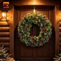 Couronne de Noël pour porte d'entrée, couronne artificielle en pin avec des accents blancs délicats, baies rouges et cônes de pin pour décoration