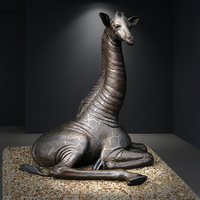 Statue de girafe agenouillée en bronze majestueux - Sculpture d'animal sauvage en bronze, fabriquée à la main par la méthode de la cire perdue