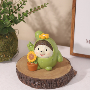 ROOGO Figurine en résine mignonne hérisson tournesol, peinte à la main, statue d'animal de dessin animé, ornement féerique à tenue verte Kawaii, décoration de bureau - Product Image 1