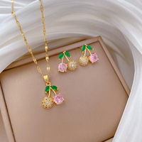 Mode 2-delige set roze zirkoon CZ fruit kersen oorringen dames ijs-effect kubieke zirkonia CZ kersen ketting sieradenset