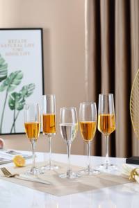 Vente en gros <span class=keywords><strong>de</strong></span> gobelets européens en cristal <span class=keywords><strong>de</strong></span> <span class=keywords><strong>champagne</strong></span> <span class=keywords><strong>de</strong></span> 250ml /8.45oz Verre à vin <span class=keywords><strong>de</strong></span> luxe <span class=keywords><strong>de</strong></span> style ancien soufflé à la machine Design classique - Product Image 3