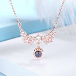 Hot 100 lingue <span class=keywords><strong>ti</strong></span> <span class=keywords><strong>amo</strong></span> collana con ciondolo a proiezione coppia personalizzata collana con ali d'<span class=keywords><strong>angelo</strong></span> collana con Designer di gioielli di moda - Product Image 3