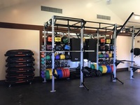 Gymnastique à domicile, sacs poinçonnés, et étagère au plafond, installation rapide