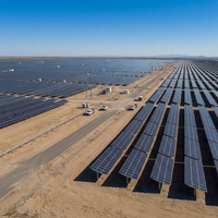 Module solaire photovoltaïque monocristallin à 4 protections pour système d'énergie solaire hors réseau de camping-car dans le désert, projet au sol
