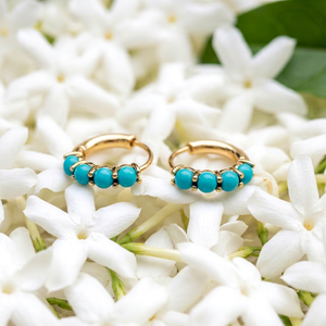 Boucles d'oreilles Huggie en argent 925 plaqué or 18 carats et rhodium avec pierre turquoise - Cadeau pour les occasions festives - Product Image 1
