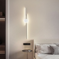 Applique murale en fer moderne et simple pour salon, chambre à coucher, escalier, avec design en bande longue