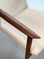 Chaise de salle à manger de style Mid-Century Modern avec accoudoirs coniques, tissu tactile, finition peinture ouverte, pieds en bois massif avec embouts métalliques, pour hôtels, boutiques et restaurants.