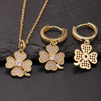 Parure de bijoux trèfle à quatre feuilles en laiton plaqué or 18 carats avec micro-pavé de zircone cubique, comprenant boucles d'oreilles créoles Huggie et collier pendentif, bijoux porte-bonheur pour femme