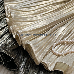 Tissu <span class=keywords><strong>en</strong></span> polyester 100% brillant et lourd, de fabrication artisanale. Parfait <span class=keywords><strong>pour</strong></span> les robes de soirée, les robes de fête, les housses de coussin et plus encore. - Product Image 6