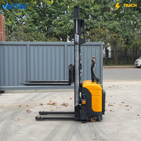 Penumpuk Pallet Listrik 1.5T Baterai Asam Timbal Pengangkat Lorong Sempit Kompak Kaki Penyangga Hidrolik untuk Penggunaan Dalam Ruangan