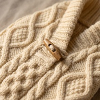 Pull pour chien en coton tricoté sur mesure, motif Aran irlandais, col roulé, quatre pattes, avec boutons en bois, artisanat traditionnel, vêtements pour animaux de compagnie, vente en gros