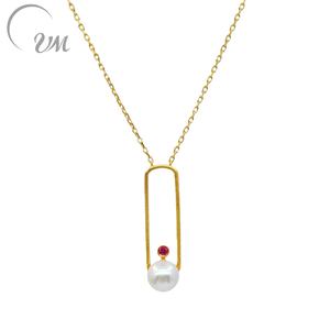 Collar con Colgante Minimalista de Plata de Ley 925 Chapada en Oro con Perla de Agua Dulce y Circonita Roja, Regalo Unisex de UM JEWELRY - Product Image 1