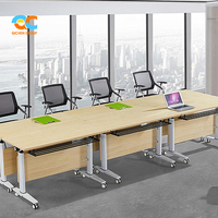 Station de travail de conférence intégrée en bois clair avec roulettes et panneau de discrétion pour salles de formation, réunions et bureaux