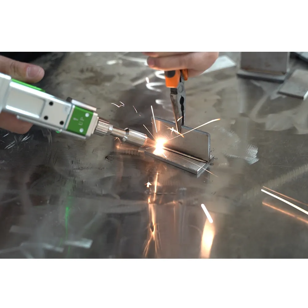 Портативный сварщик лазера волокна 1500W-2000W ручной для сварного шва нержавеющей стали металла