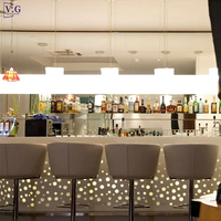 Comptoir de bar sur mesure en Corian blanc avec design à points rétroéclairés pour 12 personnes