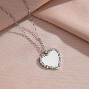 Collana con Ciondolo a Cuore Circolare in Acciaio Inossidabile Placcato Oro 18K PVD, Personalizzabile con Logo Inciso al Laser e Nome con Zirconi - Product Image 3