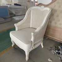 Fauteuil Bergère en rotin vintage français, structure en bois massif sculpté avec finition blanche, siège rembourré, fauteuil d'appoint
