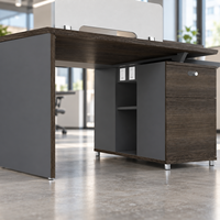 Poste de travail modulaire pour employés avec plateau de bureau aspect bois foncé, panneau latéral gris, rangement latéral et gestion des câbles pour bureaux