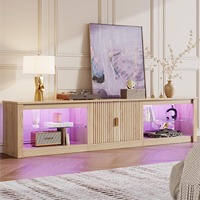 Console TV élégante en bois cannelé style ferme avec éclairage LED, meuble de rangement cannelé, étagères réglables et rangement ouvert