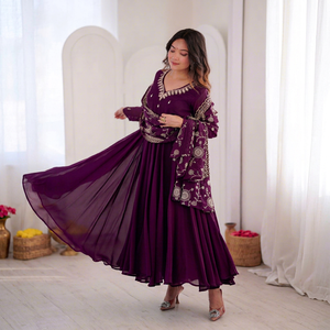 Costume Anarkali traditionnel pour femmes, couleur violette, avec dupatta brodé, coupe ample, longueur au sol, tenue de mariage, style Inde Pakistan - Product Image 1