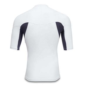 เสื้อแรชการ์ดโพลีเอสเตอร์/สแปนเด็กซ์พิมพ์โลโก้ตามสั่ง ขายส่ง บริการ OEM แขนสั้น ผู้ผลิตชุดว่ายน้ำชายสำหรับเล่นเซิร์ฟ - Product Image 6