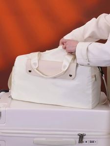 Sac de sport unisexe personnalisé avec logo, pour les voyages courts, avec séparation humide/sec, sac de sport imperméable avec compartiment à chaussures - Product Image 4