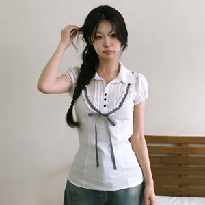 Blusa de manga corta estilo universitario con pliegues, botones, cuello con lazo en blanco y negro, mangas abullonadas de encaje y corte ajustado. - Product Image 3