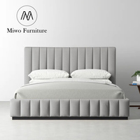 Lit double moderne en tissu avec cadre en bois et pieds rembourrés, idéal pour hôtel et appartement, disponible en tailles King et Queen