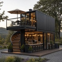 Maison mobile en acier à deux étages avec terrasse sur le toit, escalier extérieur et larges fenêtres en verre