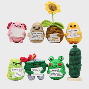 Vente en gros de jouets en crochet faits main : plantes, pommes de terre, légumes, poupées, cadeaux d'entraînement émotionnel et décorations de bureau amusantes - Product Image 1