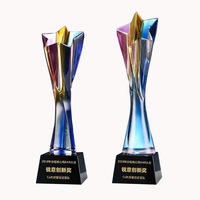 Chine Personnalisé Faire Gravé Creative Rouge Éblouissant Couleur Haute-grade Personnel Annuel Honoraire Cylindre Forme Cristal Trophées En Verre