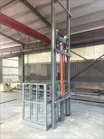 Monte-charge à rail pour le transport vertical de marchandises en entrepôt