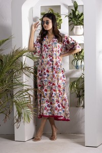Robe imprimée multicolore à manches kaftan pour femme avec détail volanté et ourlet évasé pour un look élégant, confortable et décontracté. - Product Image 6