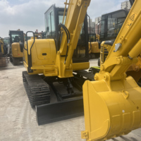 Excavatrice compacte hydraulique sur chenilles Komatsu PC56 d'occasion, équipement de construction