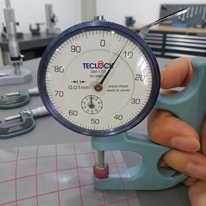 Film de transfert vinyle transparent à grille carrée rouge, facile à décoller, sans résidu, idéal <span class=keywords><strong>pour</strong></span> débutants, <span class=keywords><strong>pour</strong></span> <span class=keywords><strong>Cricut</strong></span> <span class=keywords><strong>Maker</strong></span>, gobelets et verres - Product Image 3