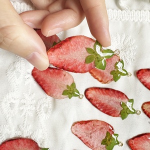 2024 새로운 사랑스러운 수지 드라이 프레스 진짜 딸기 매력 펜던트 개인화 된 귀여운 과일 매력 DIY 보석 만들기 - Product Image 4