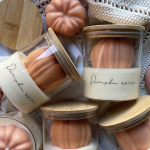 Vela aromática en forma de calabaza en frasco de vidrio con tapa de madera, vela de ambiente romántico para regalo de cumpleaños, San Valentín o días festivos. - Product Image 1