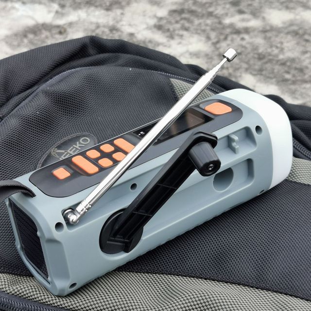 Portable Mini USB MP3 Wireless Flashlight Outdoor Solar Powered Hand Crank Radio with Dynamo LED Display AM FM WB SOS Alarm