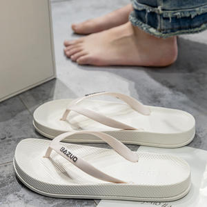 Pantoufles pour hommes et femmes en vrac avec impression de logo personnalisé claquette en caoutchouc chaussures souples antidérapantes tongs noires - Product Image 4