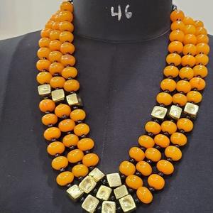 Collares hechos a medida Beige con cuentas de resina doradas hechos con cuentas de latón ideales para tienda de diseñador de accesorios de moda para reventa - Product Image 3