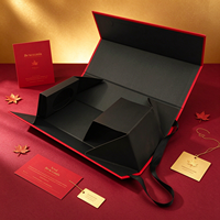 Boîte cadeau pour vin de luxe pliable personnalisée, rouge et or, avec estampage à chaud, fermeture magnétique et poignée en ruban