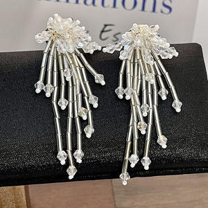 Boucles d'oreilles pendantes en alliage de zinc avec fausses perles de cristal style « Fever » et pompon blanc, bijoux de luxe pour femme pour les soirées - Product Image 2